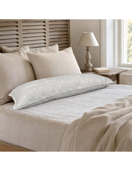 Traversin grand-mère gris 120 cm sur un lit avec oreillers