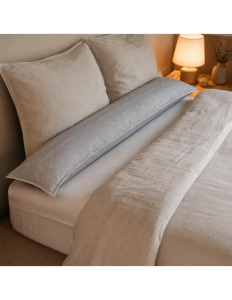 Traversin grand-mère gris 120 cm sur un lit, chambre cosy