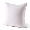 Oreiller grand confort 60x60 cm fibre polyester sur fond blanc