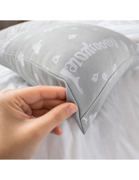 Main pinçant l'épaisse toile à matelas de l'oreiller Grand-Mère