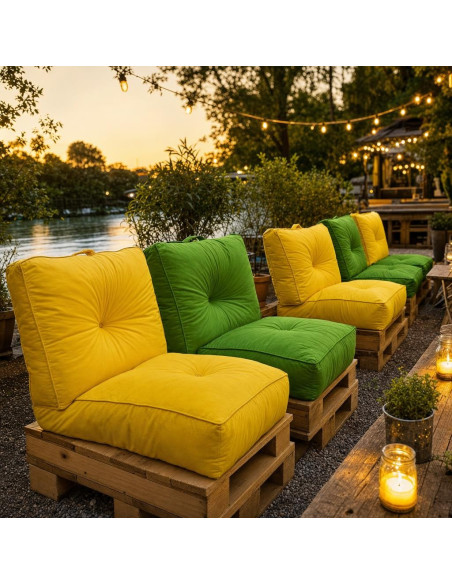 Fauteuils en palette avec coussins 60x60 jaunes et verts sur la terrasse d'une guinguette