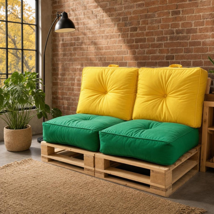 Canapé palette intérieur avec coussins 60x60 épais, assise verte et dossier jaune