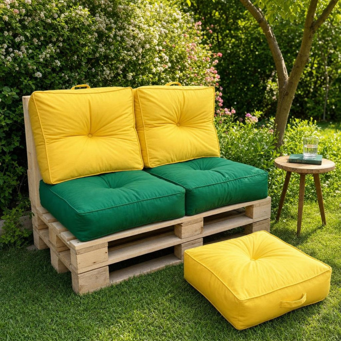Banquette palette de jardin avec coussins 60x60 jaunes et verts et coussin de sol sur la pelouse
