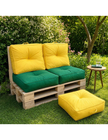 Banquette palette de jardin avec coussins 60x60 jaunes et verts et coussin de sol sur la pelouse