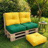 Banquette palette de jardin avec coussins 60x60 jaunes et verts et coussin de sol sur la pelouse