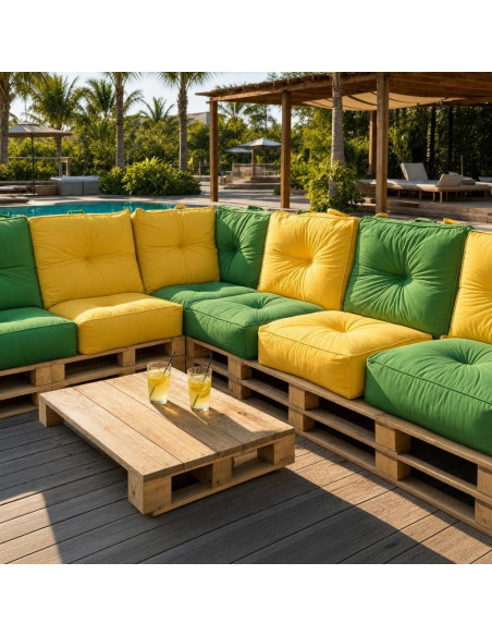 Salon palette en U avec coussins palette 60x60 jaunes et verts au bord de la piscine d'un hôtel