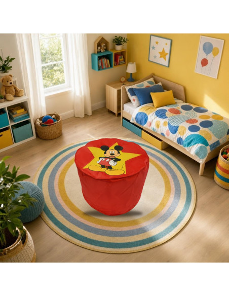 Pouf Mickey Disney rouge dans une chambre d'enfant colorée