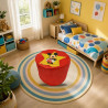 Pouf Mickey Disney rouge dans une chambre d'enfant colorée